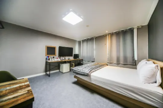 Chilgok Seokjeok Mont Blanc Hotels near Yangmok Station