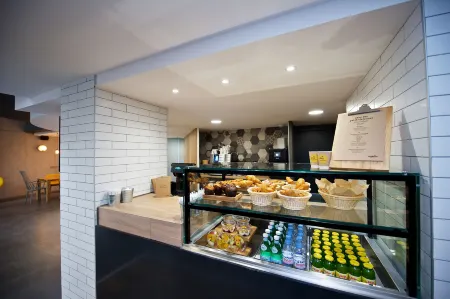 Staycity Aparthotels Marseille Centre Vieux Port Отели рядом с достопримечательностью «Randonnées théâtrales Marcel Pagnol Cie Dans la cour des Grands»