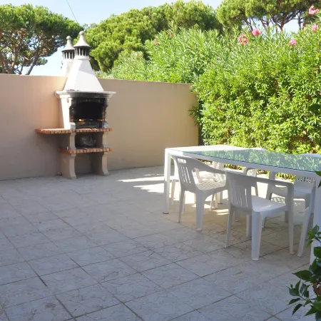 Stylish Well-Equipped, Private Pool, Close to Amenities, Free AC & Wifi