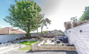 Lovely 1-Bed Cottage in Kelty with Hot Tub - Housity