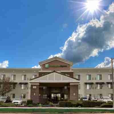 Holiday Inn Express & Suites Lincoln-Roseville Area Hotel Exterior