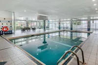 Super 8 by Wyndham Macleod Trail Calgary - Pools