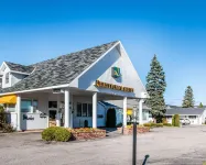 Quality Inn & Suites Mackinaw City Beachfront - Pet friendly