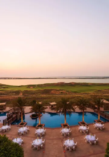 Yas Plaza Mangroves by IHG (formerly Radisson Blu Abu Dhabi Yas Island) ワーナーブラザースワールド・アブダビ周辺のホテル