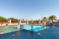 Quality Inn & Suites - Pools