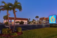 Motel 6 Cocoa Beach, FL - 2-Star