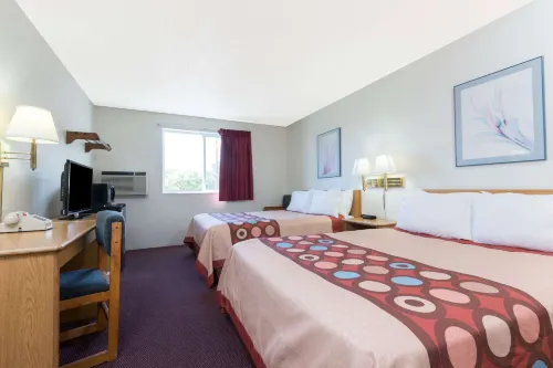 Super 8 by Wyndham Raton Hotels in Raton