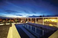 Malibu Plaza Hotel - Pools