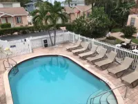 Carlton House Motel and Suites - Beach