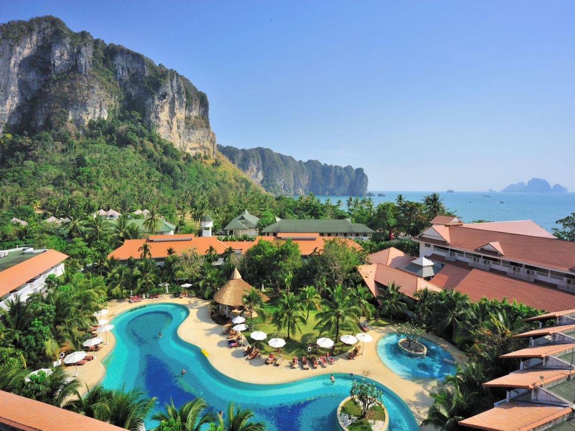 Бассейн в отеле Aonang Villa Resort в Краби Краби отели 4*