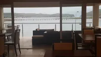 Phoenix Lodge and Waterside Accommodation - Bữa sáng