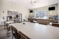 AmericInn by Wyndham Green Bay Near Stadium - 朝食