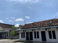 Recharge Cafe & Garasi Homestay Hotels in Ngampilan