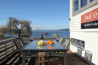 Jack & Di's Lakefront Motel
