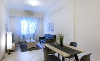 Comfortable Apartment at the Foot of the Odeon of Herodes Atticus