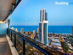 Two-Bedroom, Two Bathroom Plus Study - Ocean View - Circle on Cavill - Wow Stay