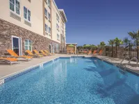 La Quinta Inn & Suites by Wyndham Forsyth - piscina