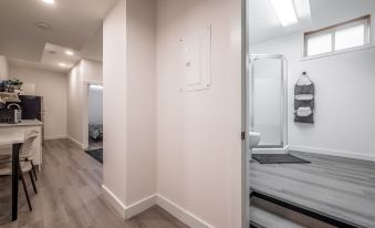 Spacious Newly Renovated 1 Bedroom Suite