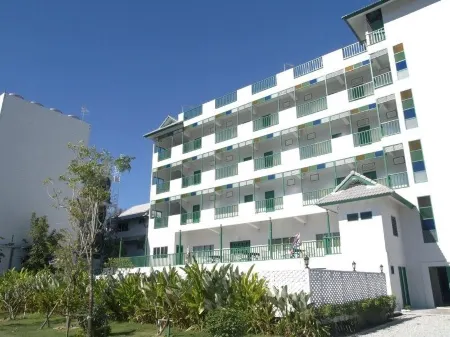 Makmai Villa - Rayong Отели рядом с достопримечательностью «Mae Ram Phueng Beach»