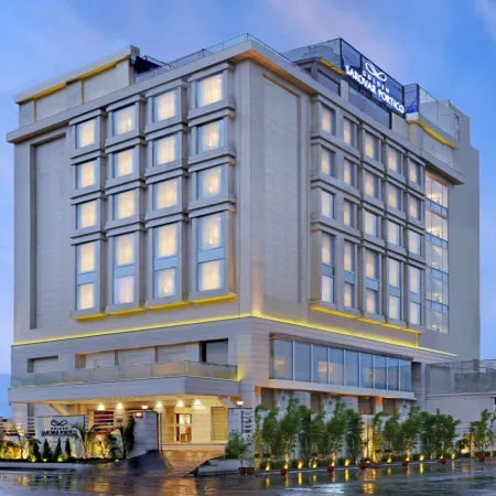 Golden Sarovar Portico Отели рядом с достопримечательностью «Колледж Хальса»