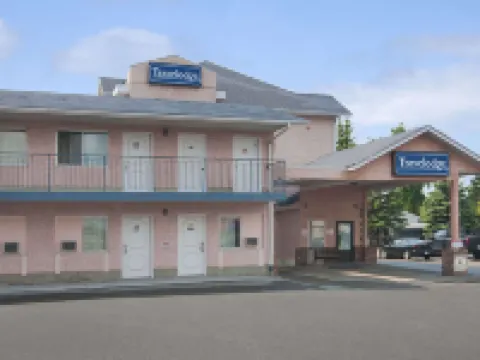Travelodge by Wyndham Edmonton Airport Hotels in Leduc