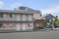 Travelodge by Wyndham Edmonton Airport Các khách sạn ở Leduc