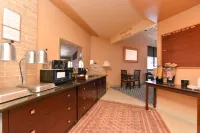 Americas Best Value Inn & Suites Victoria - parking