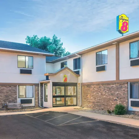 Super 8 by Wyndham Tilton/Lake Winnipesaukee Отели в г. Тилтон