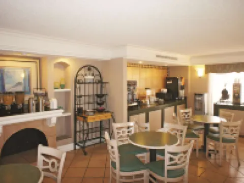 La Quinta Inn by Wyndham Kansas City Lenexa レネックサのホテル