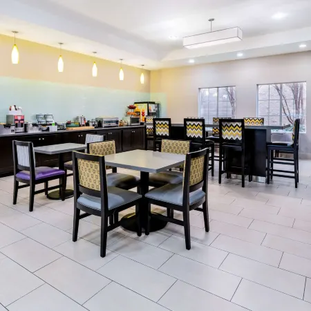 La Quinta Inn & Suites by Wyndham DFW Airport West - Bedford