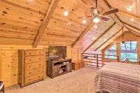 Peaceful Cabin w/ Deck + Scenic Mtn Views! - chambre d’hôtes