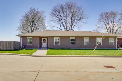 La Petit Maison - Lakefront Oshkosh Home! Hotel berhampiran Arts and Communications Building