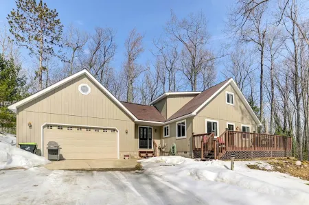 Roscommon Retreat w/ Deck ~ 1 Mile to Higgins Lake