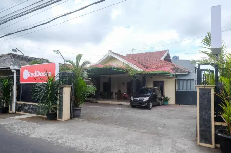 RedDoorz Near Candi Ratu Boko 2 Отели рядом с достопримечательностью «Candi Sambisari»