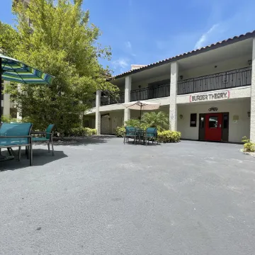 Red Roof PLUS+ & Suites Tampa Отели рядом с достопримечательностью «Парк аттракционов Busch Gardens»