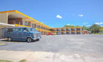 Centralia Motel Near Downtown by OYO