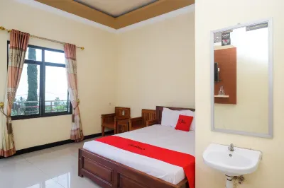 RedDoorz near Candi Sukuh Karanganyar Hotel dekat Air Terjun Jumog