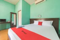 RedDoorz Near Pantai Ujung Genteng Hotels in Ciracap