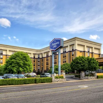 Hampton Inn Nashville-Vanderbilt Отели рядом с достопримечательностью «The Parthenon»