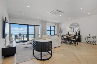 Luna's Lookout: Esplanade, Henley Beach Hotels in Henley Beach