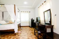 The Creek Villa Hotels near Wat Thaen Sila At