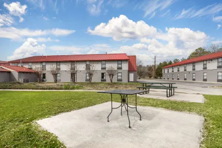 Red Roof Inn & Suites Newport News Отели в г. Робертс