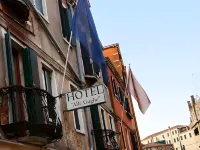 Alle Guglie Boutique Hotel Hotels near Ghetto Nuovo