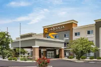 La Quinta Inn & Suites by Wyndham Evansville Hôtels à : Ohio Township