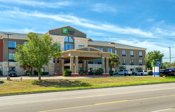 Holiday Inn Express & Suites Beeville by IHG