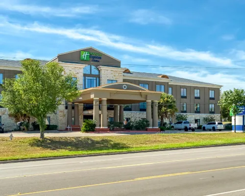 Holiday Inn Express & Suites Beeville by IHG Hotéis em Bee County