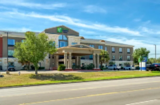 Holiday Inn Express & Suites Beeville by IHG