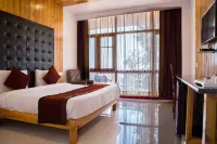 Blue Pine Resort فنادق في Lansdowne