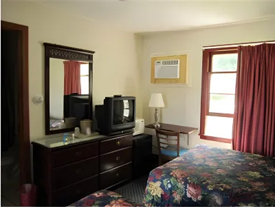 Wagon Wheel Inn Hotels in Pittsfield