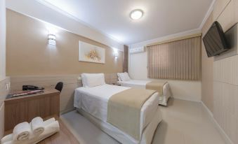 2. Hotel Th..